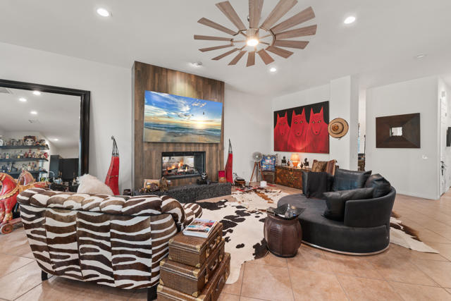 7 Chopin Court, Rancho Mirage CA: https://media.crmls.org/mediaz/aab7bb76-0986-4b0b-82fa-fdb4c33b495d.jpg