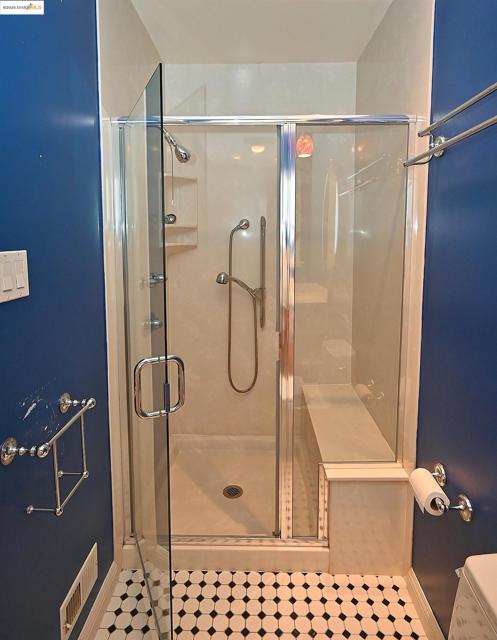 44 Oak Hill Cir, Oakland CA: https://media.crmls.org/mediaz/aab84246-5c35-46c8-a031-74fd1db806f2.jpg
