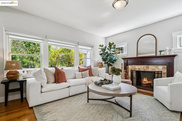 5490 Kales AVE, Oakland CA: https://media.crmls.org/mediaz/aab90d61-7acf-4585-95ad-083c1e4b76b8.jpg