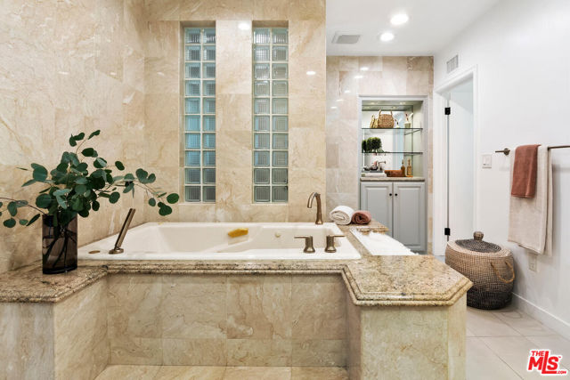 17237 Quesan Place, Encino CA: https://media.crmls.org/mediaz/aab9ea29-ed63-4408-be19-cb5787387c2e.jpg
