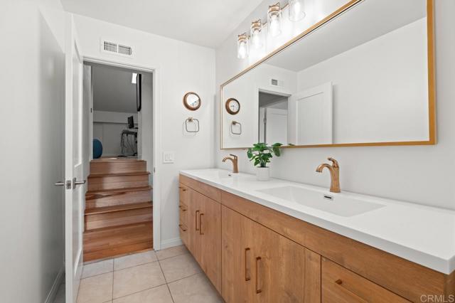 2163 Caminito San Martin, La Jolla CA: https://media.crmls.org/mediaz/aaba9437-1c71-4ba4-b481-57e1d34cad73.jpg