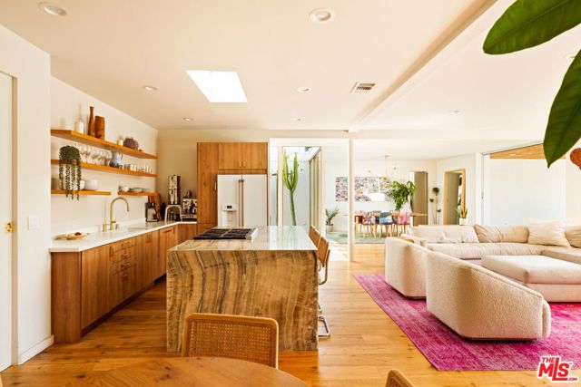 6641 Bedford Avenue, Los Angeles CA: https://media.crmls.org/mediaz/aabbfb17-6288-4286-9b8e-37d05347d775.jpg
