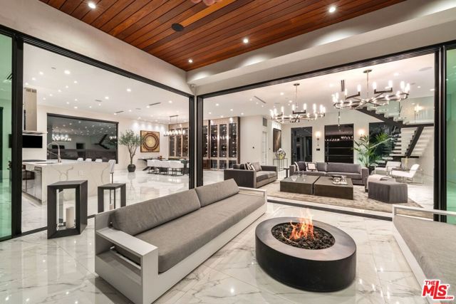 4049 Coldwater Canyon Avenue, Studio City CA: https://media.crmls.org/mediaz/aabcfd29-50b5-4627-a5d4-bcf3206879c8.jpg