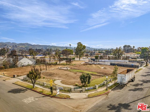 14827 Pampas Ricas Boulevard, Pacific Palisades CA: https://media.crmls.org/mediaz/aabda4f1-9c01-4d90-9240-a1f0e8c7d577.jpg