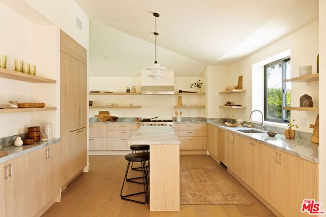 7401 Costello Avenue, Van Nuys CA: https://media.crmls.org/mediaz/aabdba5e-0f5c-4177-9d5c-8c573b7b99c7.jpg