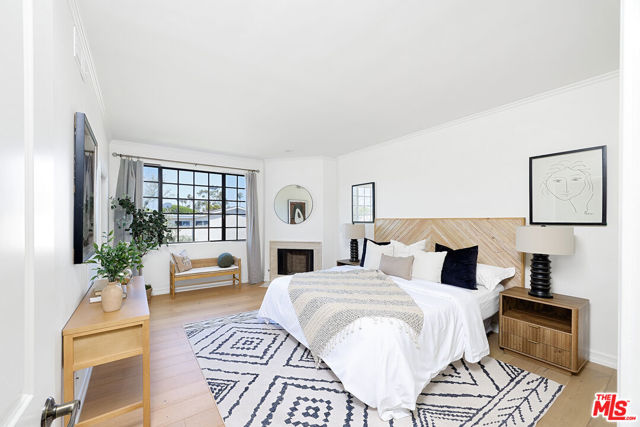 713 9th Street, Santa Monica CA: https://media.crmls.org/mediaz/aabe7f1a-8c99-4f71-845d-9d71212e61aa.jpg