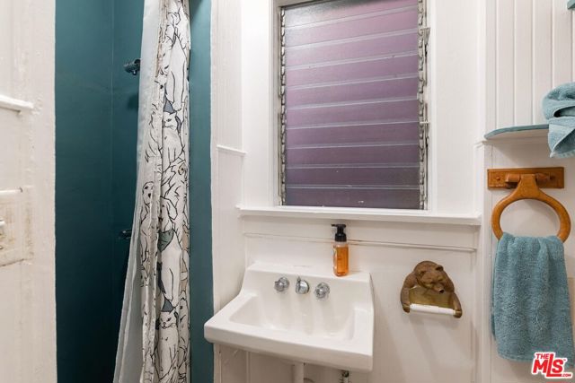 160 Wadsworth Avenue, Santa Monica CA: https://media.crmls.org/mediaz/aabed48f-aa9d-4d5f-bb6c-4a4603101541.jpg