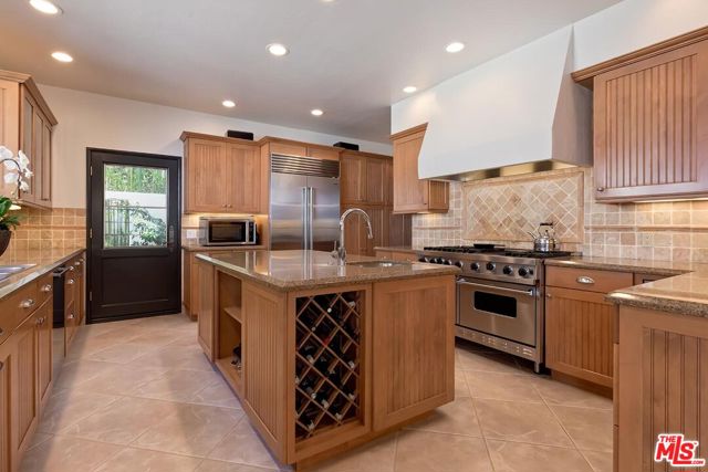 2420 Chislehurst Drive, Los Angeles CA: https://media.crmls.org/mediaz/aabed762-b62f-4256-976d-429b1a1eab0f.jpg