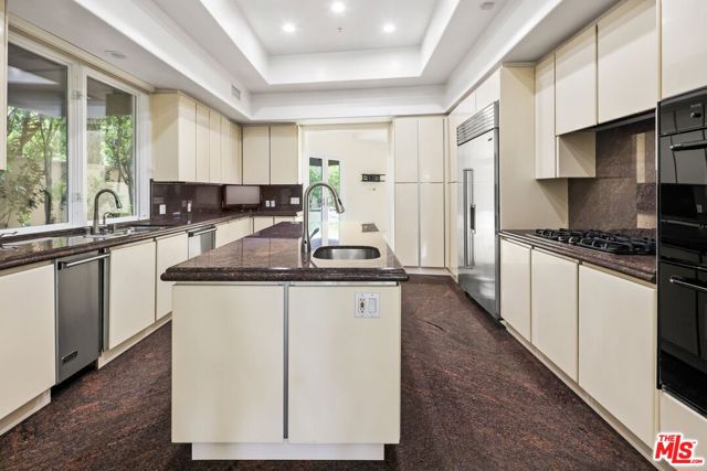 2470 Venus Drive, Los Angeles CA: https://media.crmls.org/mediaz/aabf53d5-9e05-45d7-b778-df999cae2aea.jpg