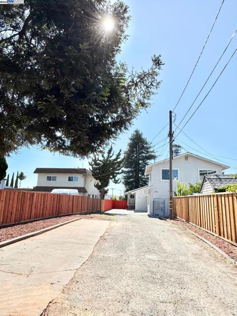 20595 Center St, Castro Valley CA: https://media.crmls.org/mediaz/aabf99c0-54ec-4633-aa5c-a39d96199dc1.jpg