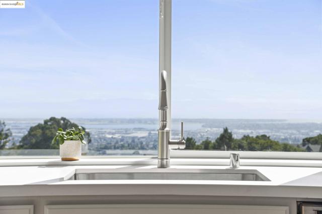 661 Via Rialto, Oakland CA: https://media.crmls.org/mediaz/aac0233f-7d9d-46f9-a14b-f40102201902.jpg
