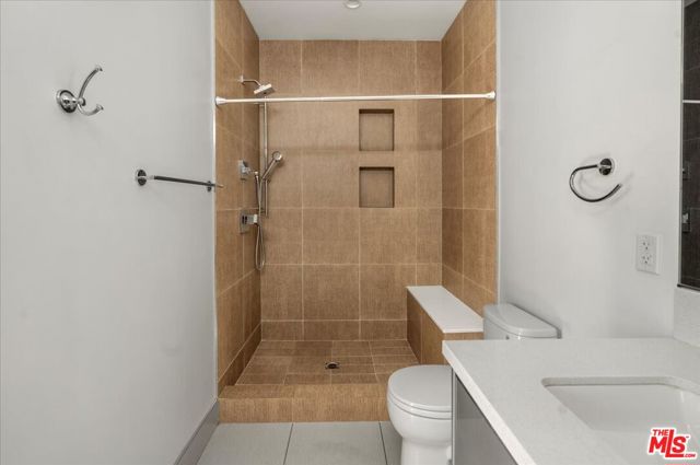 616 N FULLER Avenue, Los Angeles CA: https://media.crmls.org/mediaz/aac1008c-99cc-4038-b413-313c8fa70782.jpg