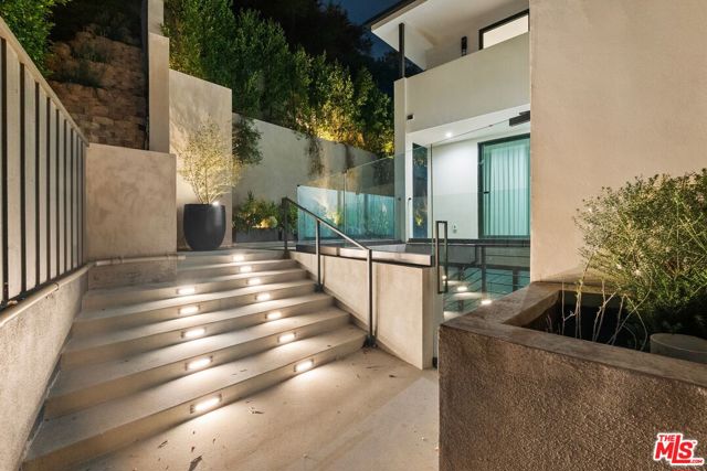 913 913 1/2 N Beverly Glen Boulevard, Bel Air CA: https://media.crmls.org/mediaz/aac110a5-3e5d-4227-ba02-ff97d431d606.jpg