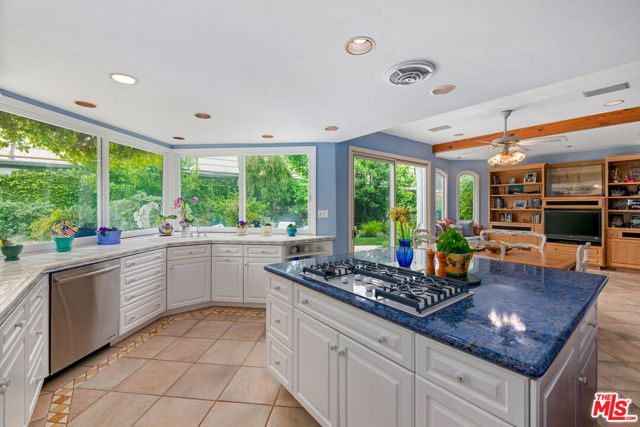 17152 Avenida De Santa Ynez, Pacific Palisades CA: https://media.crmls.org/mediaz/aac13ad5-1e61-47ce-8848-37a2242a03e6.jpg