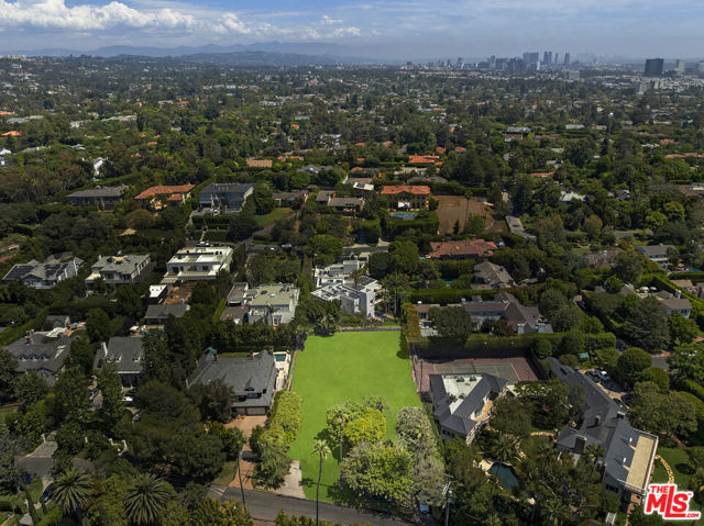 184 S Rockingham Avenue, Los Angeles CA: https://media.crmls.org/mediaz/aac187f8-9342-4b96-a50e-b5a9e03462ca.jpg