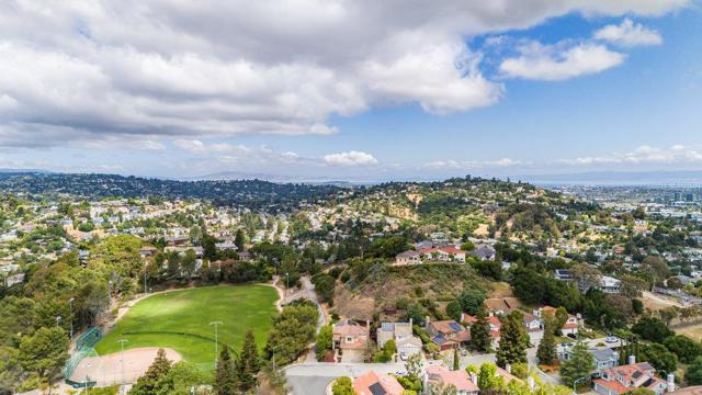 100 Dundee Lane, San Carlos CA: https://media.crmls.org/mediaz/aac1bd31-bec8-471a-900a-f9737e93f11a.jpg