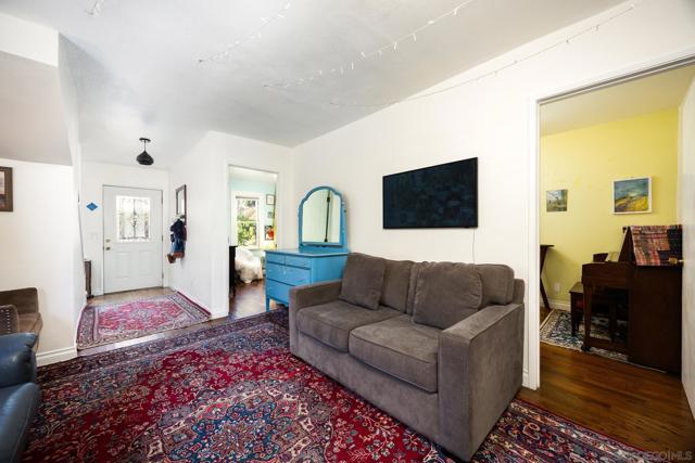 405 Langley St, San Diego CA: https://media.crmls.org/mediaz/aac2899b-9977-4667-aba3-7336f5ab4d72.jpg