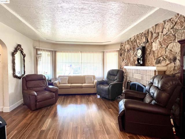 2526 64th Ave, Oakland CA: https://media.crmls.org/mediaz/aac302c1-48dc-40f2-a395-6437a845d566.jpg