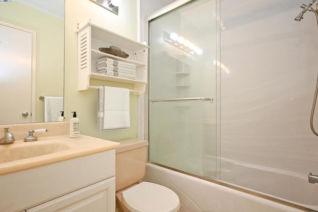950 Shorepoint Ct, Alameda CA: https://media.crmls.org/mediaz/aac3e2b7-f132-4991-b41c-0fb3d164d02f.jpg