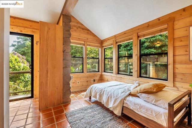 5950 Grizzly Peak Blvd, Oakland CA: https://media.crmls.org/mediaz/aac44821-61a8-4bb3-b263-8c99d403f197.jpg