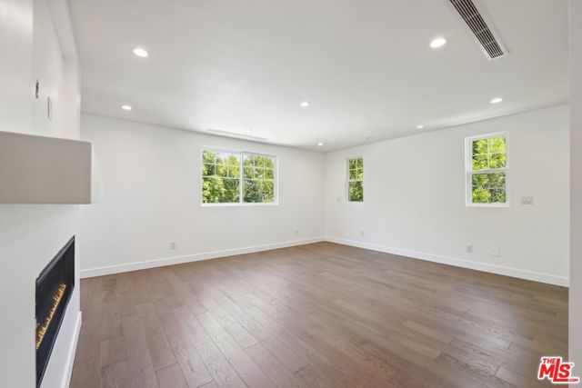 5114 Cedros Avenue, Sherman Oaks CA: https://media.crmls.org/mediaz/aac58ab1-739b-4047-afda-4f21e76772dd.jpg