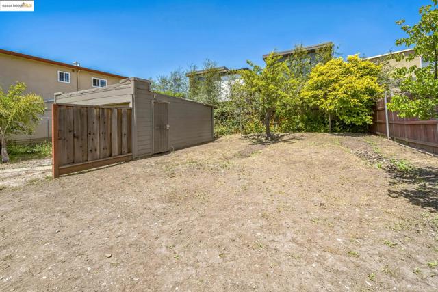 1515 Derby St, Berkeley CA: https://media.crmls.org/mediaz/aac5df85-4b1a-4ea4-b394-dd892ae00ac9.jpg