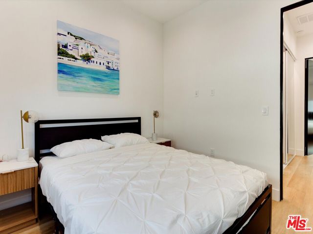 2815 1/2 S Redondo Boulevard, Los Angeles CA: https://media.crmls.org/mediaz/aac83299-960f-44a6-892c-2ded481d71ab.jpg