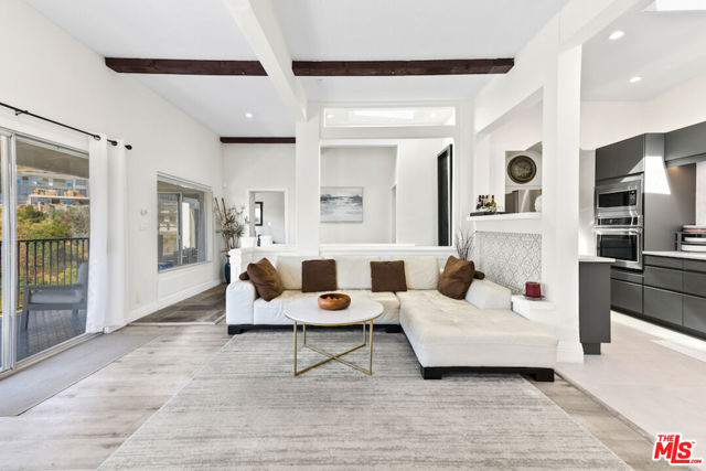 1923 Sunset Plaza Drive, Los Angeles CA: https://media.crmls.org/mediaz/aac87fec-a38e-443f-a340-af636ebed336.jpg