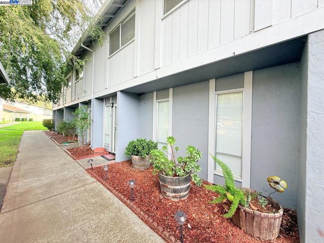 68 El Toro Ct, Fairfield CA: https://media.crmls.org/mediaz/aacc4295-c16a-4ccb-b3ab-92d8b94ae28a.jpg