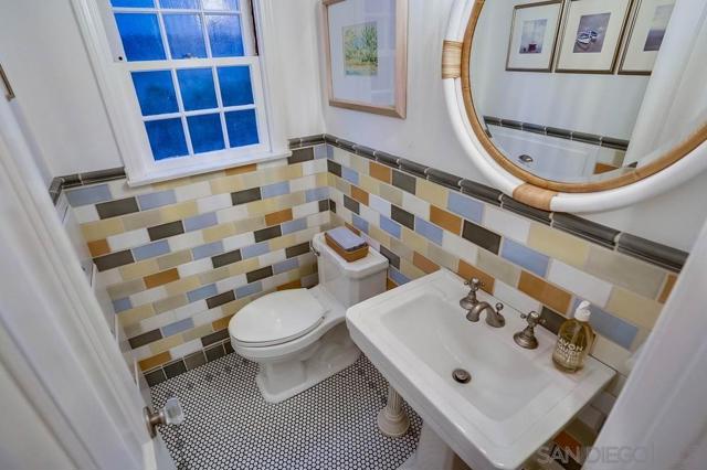 75 Corinthian Walk, Long Beach CA: https://media.crmls.org/mediaz/aaceaabd-7018-478e-b9e2-70911f0d755e.jpg