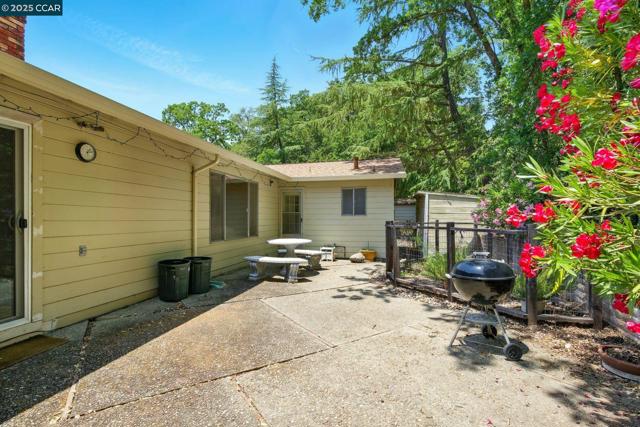 3363 Mcgraw Ln, Lafayette CA: https://media.crmls.org/mediaz/aacf019f-d528-469c-aa5a-bb421ebc5736.jpg