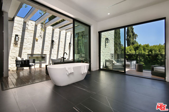 4544 Woodley Avenue, Encino CA: https://media.crmls.org/mediaz/aacf3eb3-48e9-4bce-8a4e-a3dc86d04036.jpg