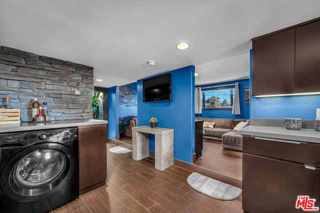 1948 Sunflower Avenue, Los Angeles CA: https://media.crmls.org/mediaz/aad0fcd0-544f-4f5c-a57f-7e99f556d70f.jpg