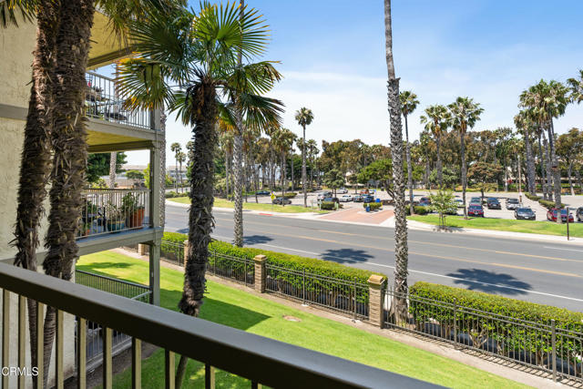 542 Ebbtide Circle, Port Hueneme CA: https://media.crmls.org/mediaz/aad16cdd-e10f-4811-a3cf-bb43241bf60e.jpg