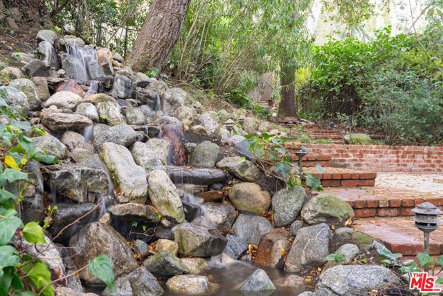 3041 E Chevy Chase Drive, Glendale CA: https://media.crmls.org/mediaz/aad1f1ba-5cdb-43a0-a90b-fb3f12423420.jpg