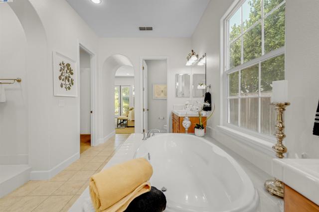 1993 Fairway Oaks Dr, Ripon CA: https://media.crmls.org/mediaz/aad1f6a3-3cc3-4caf-a315-a6155749a6f2.jpg