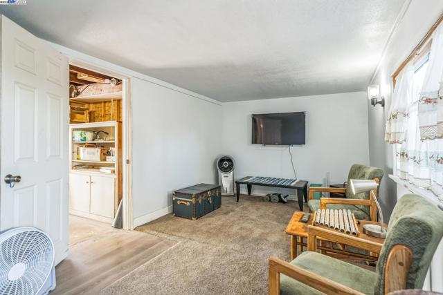 7525 Circle Hill Dr, Oakland CA: https://media.crmls.org/mediaz/aad32cab-b9cf-4c25-a0b0-5f0605e36a21.jpg