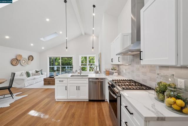 973 4Th St, Lafayette CA: https://media.crmls.org/mediaz/aad4f3fb-e443-4448-8752-f97effd117b2.jpg