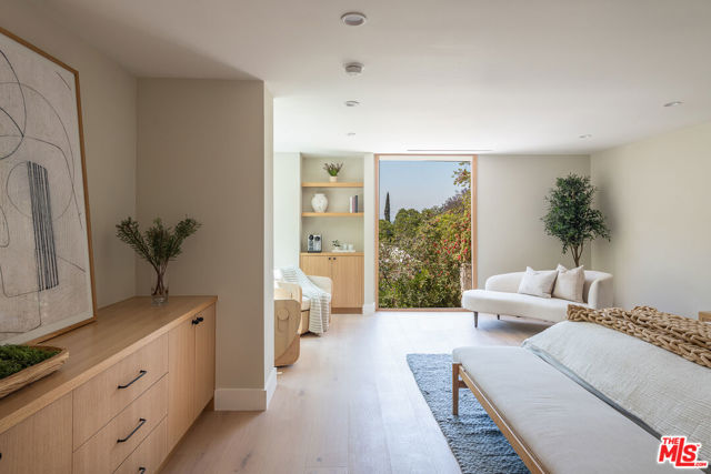 3977 Oeste Avenue, Studio City CA: https://media.crmls.org/mediaz/aad50bd0-62fc-48b5-b297-6c5463f405ea.jpg