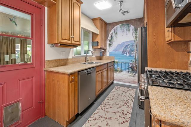 8455 Nentra St, La Mesa CA: https://media.crmls.org/mediaz/aad5fcd5-cc6a-4a82-b914-a81d6b0c6911.jpg