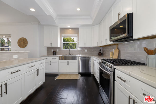 1862 S Bentley Avenue, Los Angeles CA: https://media.crmls.org/mediaz/aad6cc39-741a-447b-93b7-12a317491316.jpg