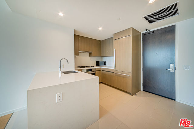 889 Francisco Street, Los Angeles CA: https://media.crmls.org/mediaz/aad77317-3c50-4bf6-a636-95e324edf805.jpg