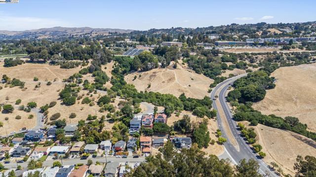 25910 Westview Way, Hayward CA: https://media.crmls.org/mediaz/aad893ef-5518-46d1-85fd-e3a827881d9c.jpg