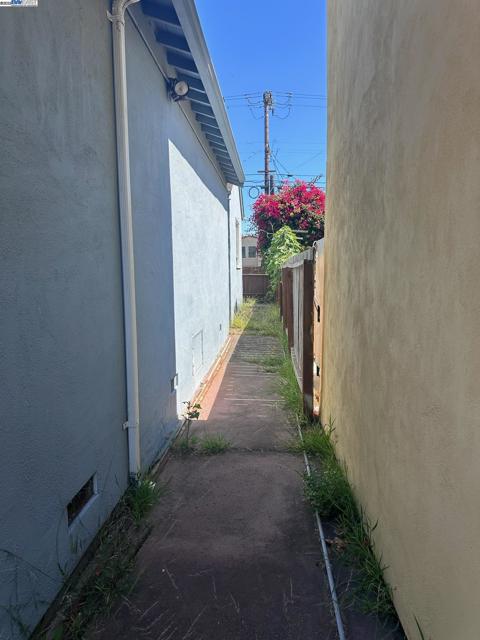 574 Juana Ave, San Leandro CA: https://media.crmls.org/mediaz/aad8b448-f925-44bb-9a38-0a6d708aaa39.jpg