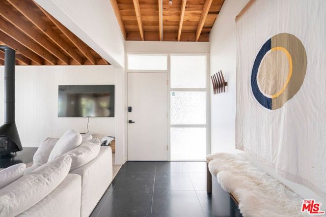 21555 Pacific Coast Highway, Malibu CA: https://media.crmls.org/mediaz/aad90a6b-247f-4761-91c8-78c47c4e3dff.jpg