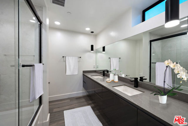 10947 HARTSOOK Street, North Hollywood CA: https://media.crmls.org/mediaz/aad91141-cebc-450f-bd57-50c859d74a65.jpg