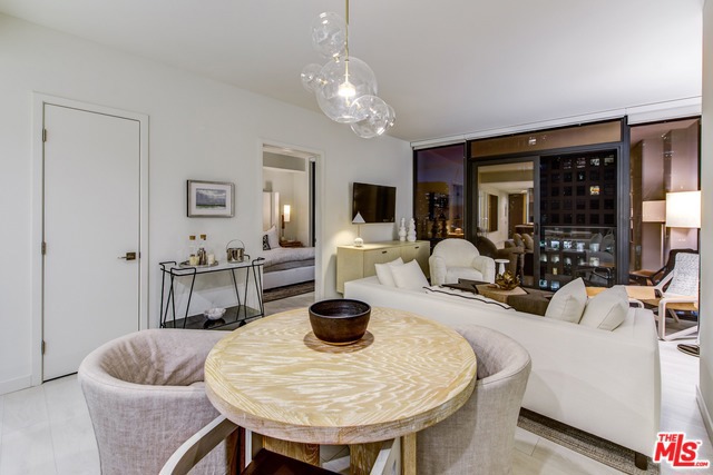 801 S OLIVE Street, Los Angeles CA: https://media.crmls.org/mediaz/aad9664e-7716-4617-ad76-e4a34cf3fef3.jpg