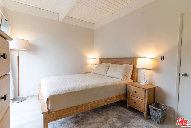 3900 PACIFIC Avenue, Marina del Rey CA: https://media.crmls.org/mediaz/aadaceff-d63b-4d4a-a273-6f4d3756bd38.jpg