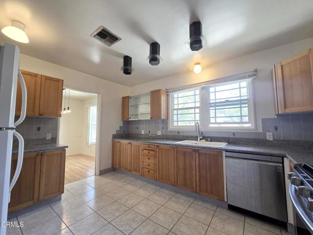 Detail Gallery Image 8 of 32 For 3815 Mayfair Dr, Pasadena,  CA  - 3 Beds | 2 Baths