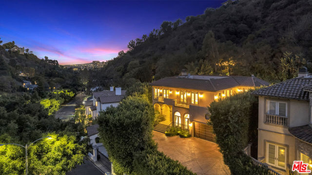 1447 San Ysidro Drive, Beverly Hills CA: https://media.crmls.org/mediaz/aadbe548-c0cf-4ea8-87b0-94e5df439d9b.jpg